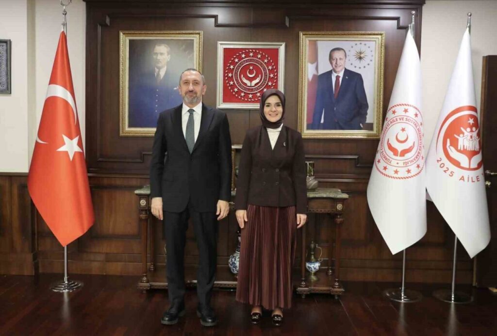 Aile ve Sosyal Hizmetler Bakanı Mahinur Özdemir Göktaş, Siber Güvenlik Başkanı Ümit Önal ile görüştü.