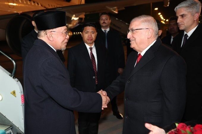 Milli Savunma Bakanı Yaşar Güler, Malezya Başbakanı Enver İbrahim’i havaalanında karşıladı. Milli Savunma Bakanı Yaşar Güler, Malezya Başbakanı Enver İbrahim’i havaalanında karşıladı.