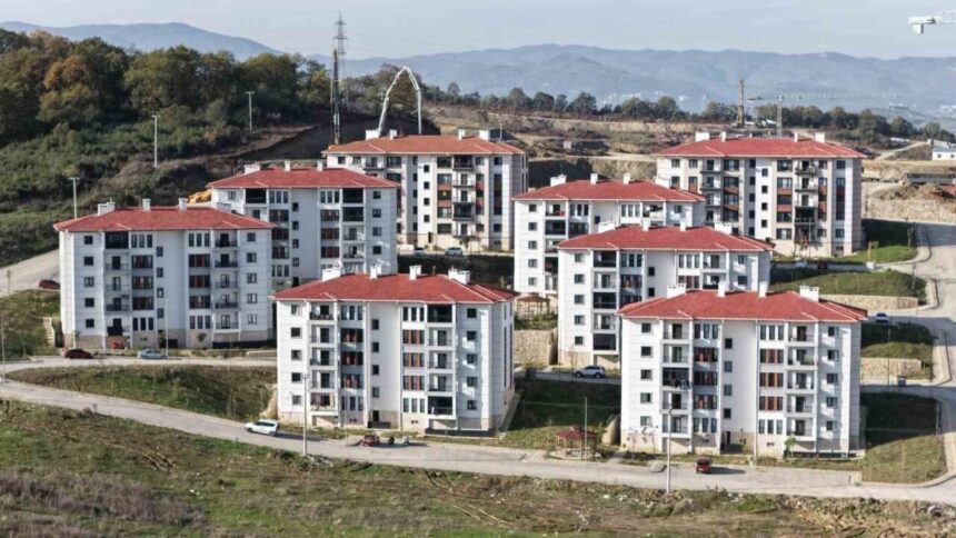 Bakan Kurum, TOKİ’nin Yalova’daki İlk Evim Projesi’yle ev sahibi olanların görüntülerini paylaştı. Bakan Kurum, TOKİ’nin Yalova’daki İlk Evim Projesi’yle ev sahibi olanların görüntülerini paylaştı.