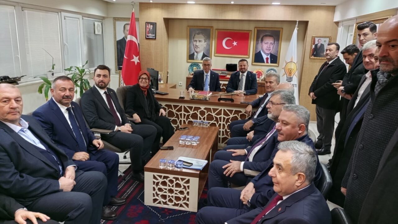 Sağlık Bakanı Kemal Memişoğlu, Balıkesir’de AK Parti İl Başkanlığı’nı ziyaret etti ve sağlık yatırımları hakkında bilgi verdi. Sağlık Bakanı Kemal Memişoğlu, Balıkesir’de AK Parti İl Başkanlığı’nı ziyaret etti ve sağlık yatırımları hakkında bilgi verdi.