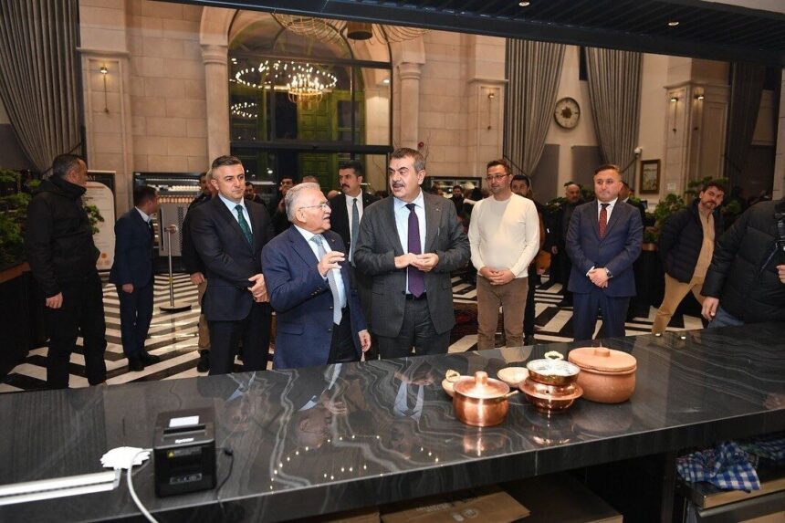 Bakan Tekin, Kayseri Mutfak Sanatları Merkezi’ni ziyaret ederek gastronomik değerine vurgu yaptı. Bakan Tekin, Kayseri Mutfak Sanatları Merkezi’ni ziyaret ederek gastronomik değerine vurgu yaptı.