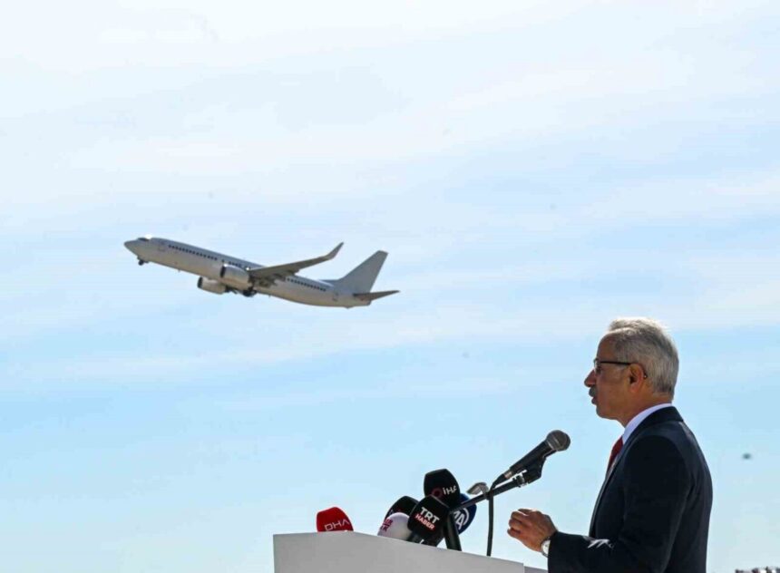 Ulaştırma Bakanı Uraloğlu, Türk hava sahasında rekor düzeyde transit uçuş yapıldığını duyurdu.