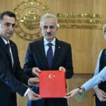 Ulaştırma Bakanı Uraloğlu, hidrojen yakıtlı tren projesinde TÜRASAŞ’ın merkez rol üstleneceğini duyurdu.