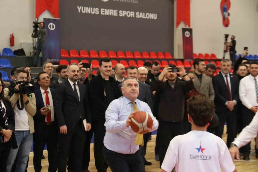 Gençlik ve Spor Bakanı Osman Aşkın Bak, Eskişehir’deki spor salonu açılışında gençlerle basketbol ve voleybol oynadı. Gençlik ve Spor Bakanı Osman Aşkın Bak, Eskişehir’deki spor salonu açılışında gençlerle basketbol ve voleybol oynadı.