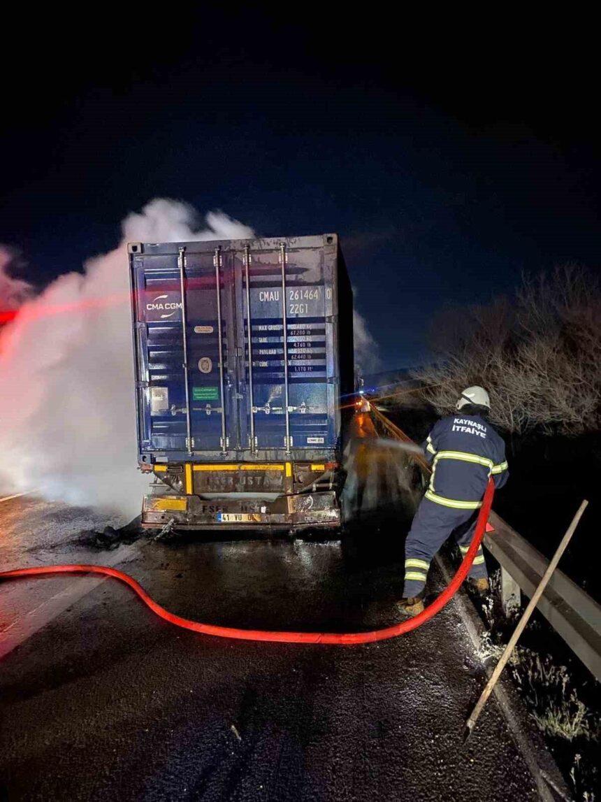Anadolu Otoyolu Düzce geçişinde yangın çıkan tır, itfaiye ekipleri tarafından söndürüldü.