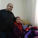 Antalya’da yorgancı Abdullah Karaahmet, baldızının vasiyetine uyarak engelli Gizem Nur’u sahiplenip bakıyor.