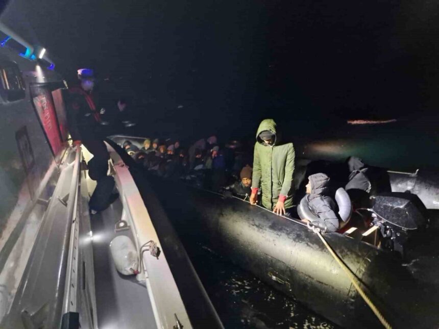 Ayvalık açıklarında, yasa dışı yolla Yunanistan’a gitmek isteyen 29 göçmen yakalandı. Ayvalık açıklarında, yasa dışı yolla Yunanistan’a gitmek isteyen 29 göçmen yakalandı.
