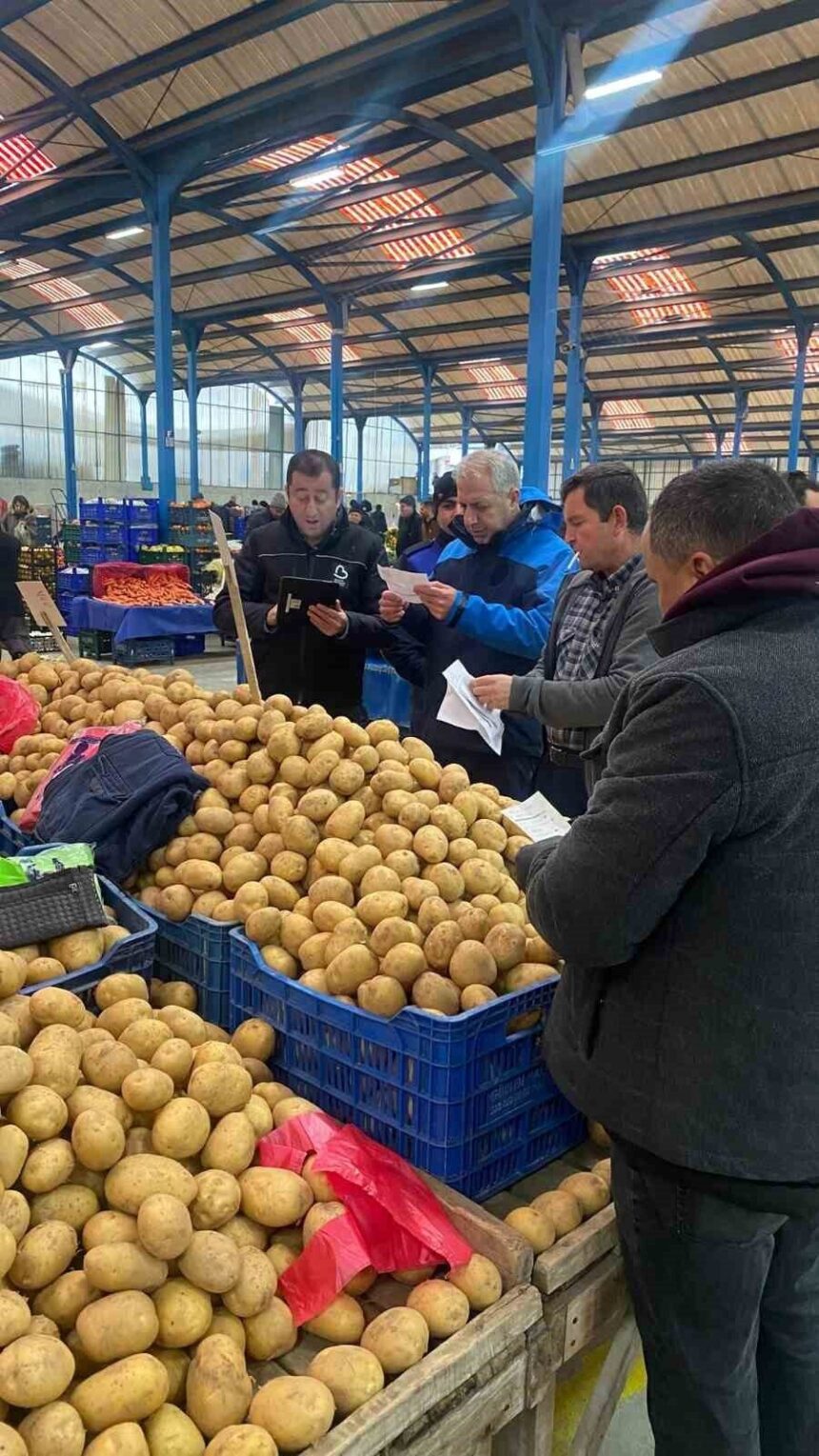 Balıkesir Büyükşehir Belediyesi Zabıta ekipleri, Savaştepe pazarında denetim yaptı. Balıkesir Büyükşehir Belediyesi Zabıta ekipleri, Savaştepe pazarında denetim yaptı.