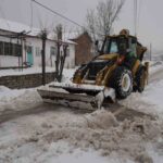 Balıkesir’de kar yağışı etkiliyken ulaşım için kar küreme ve tuzlama çalışmaları devam ediyor.