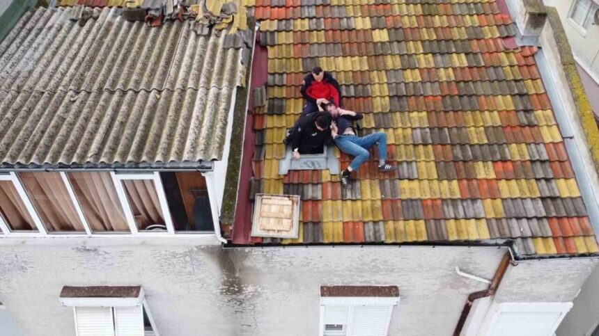 Altıeylül’de çatıya çıkıp atlama riski taşıyan kişi, polis ve itfaiye ekipleri tarafından kurtarıldı. Altıeylül’de çatıya çıkıp atlama riski taşıyan kişi, polis ve itfaiye ekipleri tarafından kurtarıldı.
