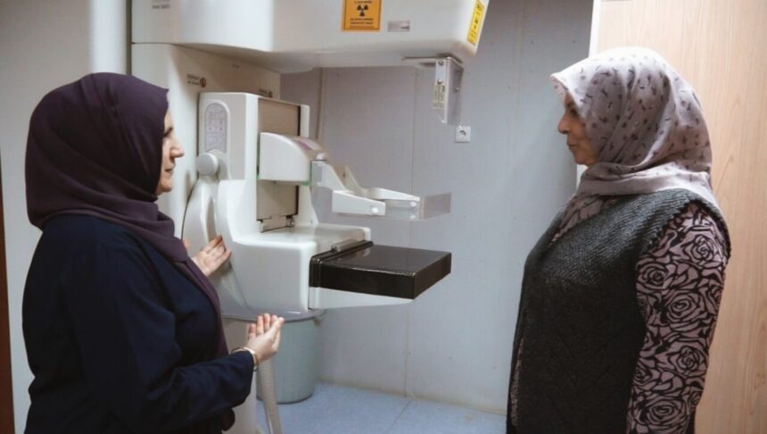 Karesi’de Sağlık Ekipleri, Kadınları Servisle Kanser Tarama Merkezine Götürüyor Karesi’de Sağlık Ekipleri, Kadınları Servisle Kanser Tarama Merkezine Götürüyor