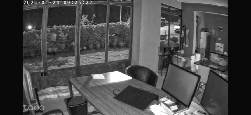 Balıkesir’deki deprem, Bursa’nın Mudanya ilçesinde de hissedildi. Sarsıntı bir iş yerinin kamerasına yansıdı. Balıkesir’deki deprem, Bursa’nın Mudanya ilçesinde de hissedildi. Sarsıntı bir iş yerinin kamerasına yansıdı.