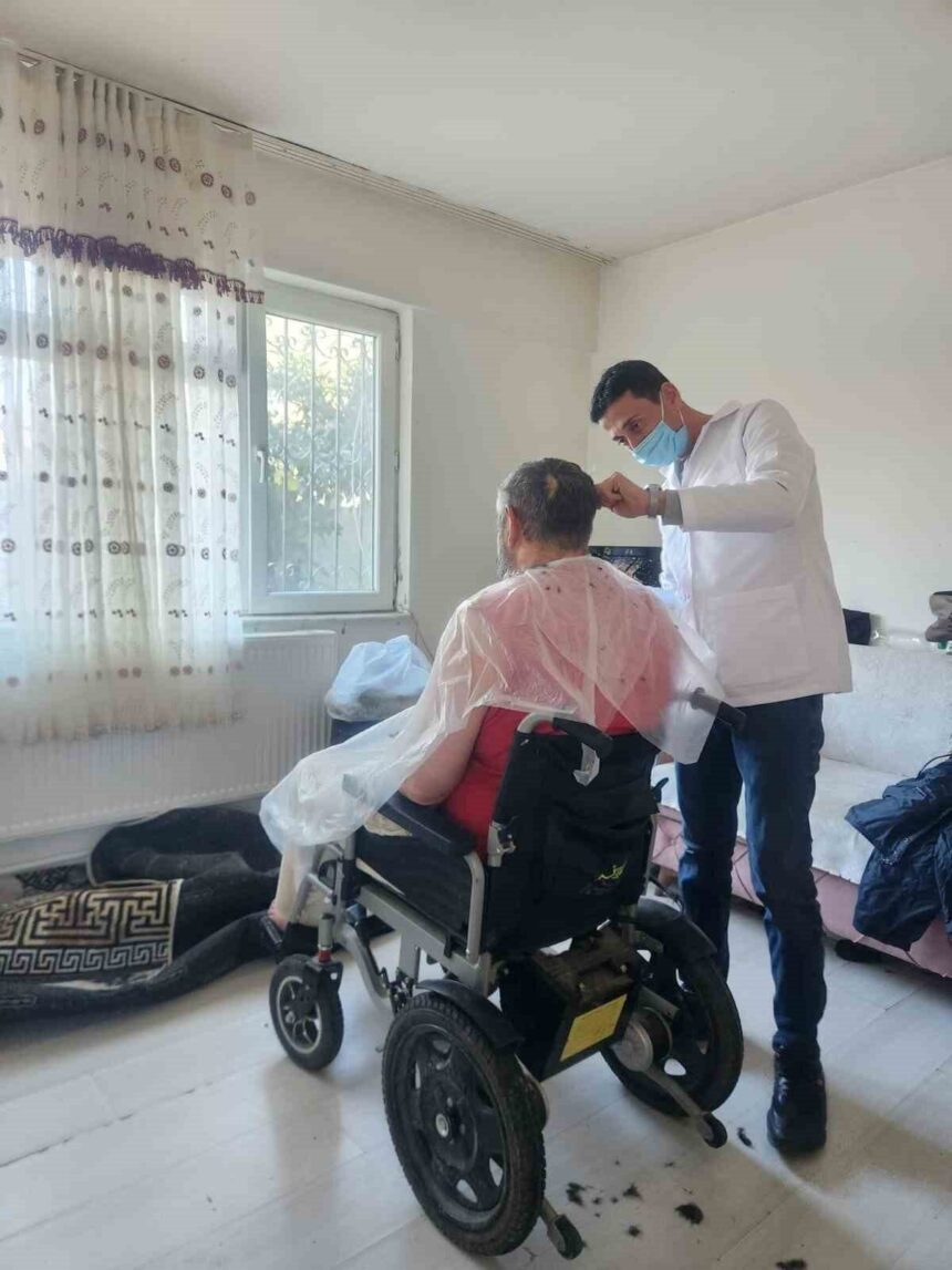 Balıkesir Büyükşehir Belediyesi’nin ‘yakın berber’ hizmeti ilçelerde de devam ediyor. Balıkesir Büyükşehir Belediyesi’nin ‘yakın berber’ hizmeti ilçelerde de devam ediyor.