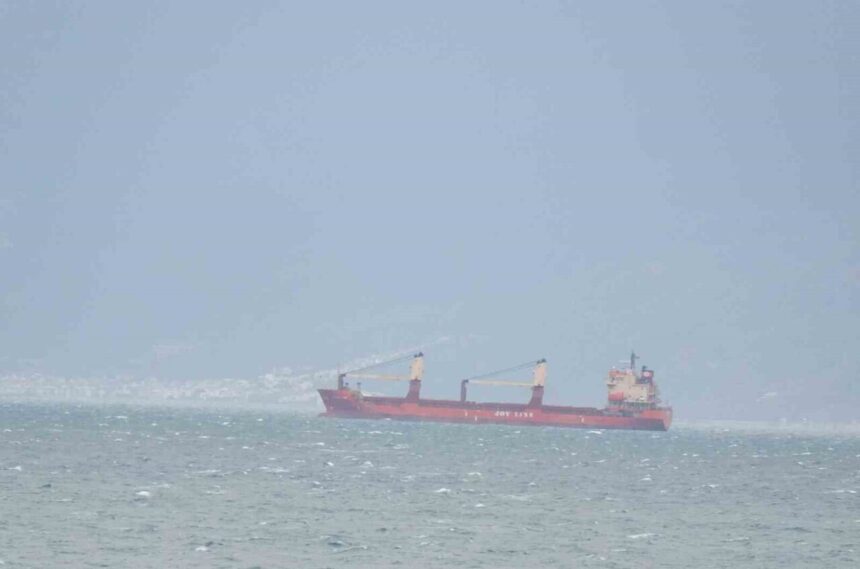 Kuzey Ege’de Lodos Fırtınası Devam Ederken, 9 Geminin Edremit Körfezi’ne Sığındığı Bildirildi