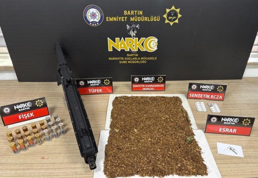 Bartın’da uyuşturucu operasyonu gerçekleştiren polis, 6 kişiyi gözaltına aldı. Bartın’da uyuşturucu operasyonu gerçekleştiren polis, 6 kişiyi gözaltına aldı.