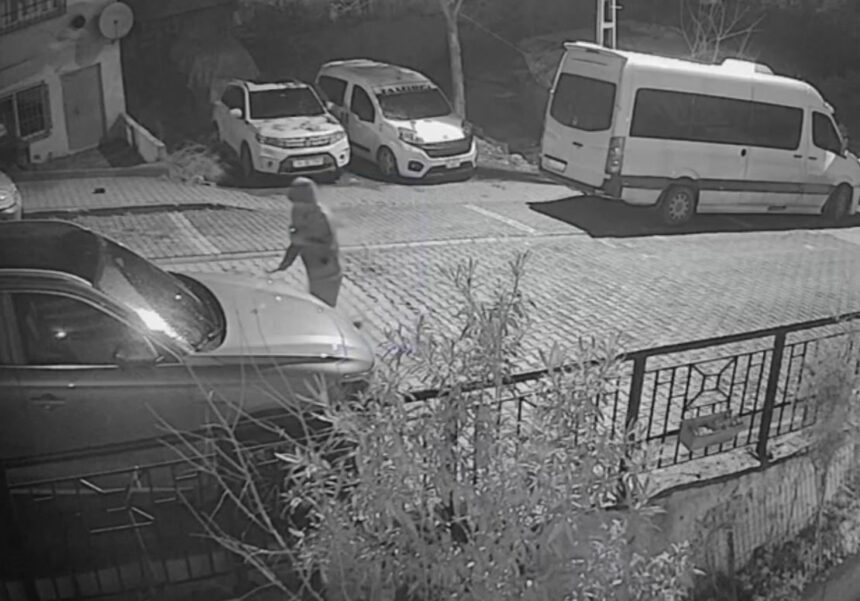 Başakşehir’de park halindeki araca levye ile saldırıldı, şüpheli güvenlik kamerasında görüntülendi. Başakşehir’de park halindeki araca levye ile saldırıldı, şüpheli güvenlik kamerasında görüntülendi.