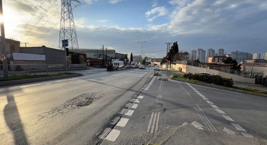 Başakşehir’deki kazada tırın altında kalan motosiklet sürücüsü yaralanmadan kurtuldu, anlar kamerada.