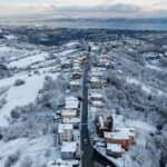 Başiskele’de kar yağışı sonrası ulaşım için belediye ekipleri çalışmaya devam ediyor.