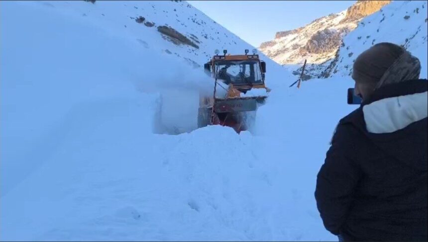 Başkale’de çığ nedeniyle kapanan yol, ekiplerin çalışmasıyla tekrar trafiğe açıldı.