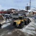 Başkale’de kar sonrası temizlik çalışmaları başlarken, esnaf eğlenceli vakit geçirdi.