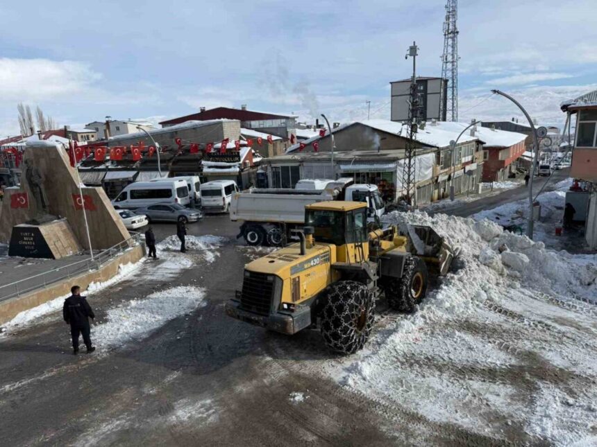 Başkale’de kar sonrası temizlik çalışmaları başlarken, esnaf eğlenceli vakit geçirdi. Başkale’de kar sonrası temizlik çalışmaları başlarken, esnaf eğlenceli vakit geçirdi.