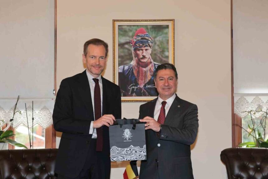 Muğla Belediye Başkanı Ahmet Aras, Belçika Büyükelçisi Hendrik Van de Velde ve heyetini misafir etti. Muğla Belediye Başkanı Ahmet Aras, Belçika Büyükelçisi Hendrik Van de Velde ve heyetini misafir etti.