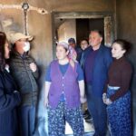 Menteşe Belediye Başkanı, Denizova Mahallesi’ndeki yangın sonrası aileyi ziyaret etti.