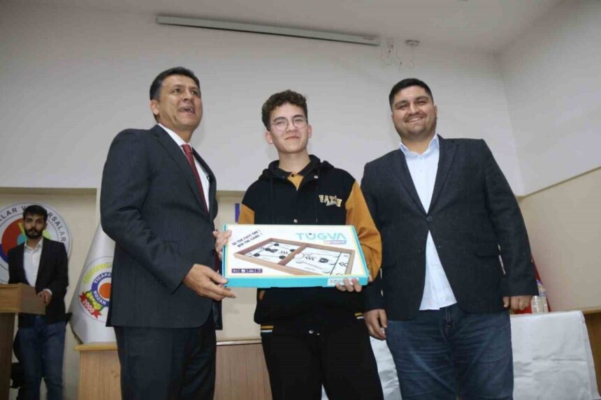 Kozan Belediye Başkanı Atlı, lise öğrencilerine cesaret ve büyük hedefler belirleme çağrısında bulundu. Kozan Belediye Başkanı Atlı, lise öğrencilerine cesaret ve büyük hedefler belirleme çağrısında bulundu.