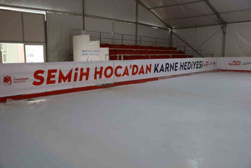 Yunusemre Belediye Başkanı, ara tatilde öğrencilere buz pateni öğrenme fırsatı sunuyor. Yunusemre Belediye Başkanı, ara tatilde öğrencilere buz pateni öğrenme fırsatı sunuyor.