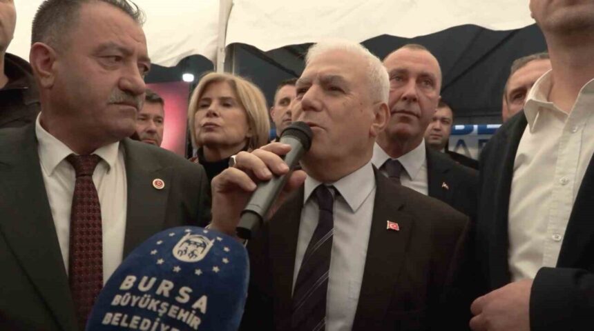 Bursa Büyükşehir Belediye Başkanı Bozbey’in programında saldırı girişimi sonrası siyasetçilerden tepki geldi. Bursa Büyükşehir Belediye Başkanı Bozbey’in programında saldırı girişimi sonrası siyasetçilerden tepki geldi.