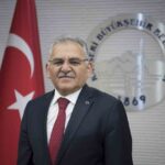 Kayseri Belediye Başkanı Büyükkılıç, sosyal medya eleştirilerine cevap vererek, “Ekiplerimizin emeklerine saygısızlık üzüyor” dedi.