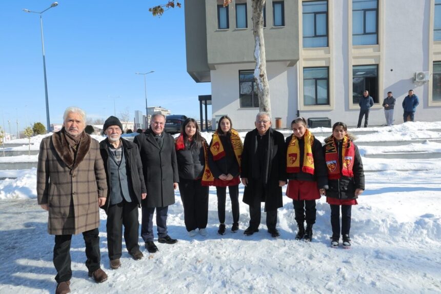 Başkan Büyükkılıç, Hacılar’da vatandaşlarla buluşarak gençlere atkı hediye etti ve sohbet etti.