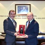 Ege Gazeteciler Federasyonu’ndan Denizli Büyükşehir Belediye Başkanı Çavuşoğlu’na ödül