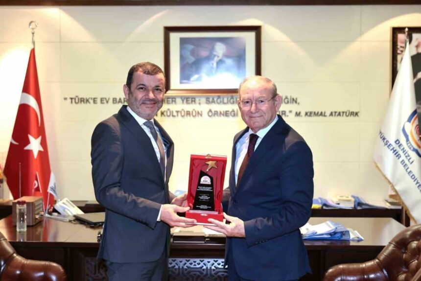 Ege Gazeteciler Federasyonu’ndan Denizli Büyükşehir Belediye Başkanı Çavuşoğlu’na ödül Ege Gazeteciler Federasyonu’ndan Denizli Büyükşehir Belediye Başkanı Çavuşoğlu’na ödül