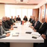 Büyükşehir Belediye Başkanı, ilçe başkanları ve parti yöneticileriyle yatırım değerlendirme toplantısı yaptı.