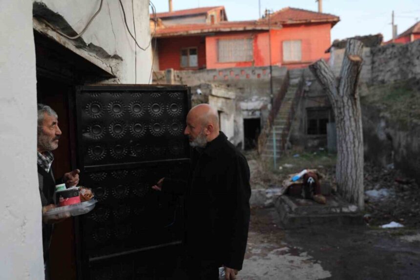 Kocasinan’da ‘Gönül Kazan’ Projesi ile 65 yaş üstü 229 vatandaşa her gün sıcak yemek ulaştırıyor. Kocasinan’da ‘Gönül Kazan’ Projesi ile 65 yaş üstü 229 vatandaşa her gün sıcak yemek ulaştırıyor.