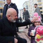 Kocasinan Belediyesi, ‘İkram Çeşmesi’ projesi ile sabahları sıcak çorba hizmeti sunuyor.