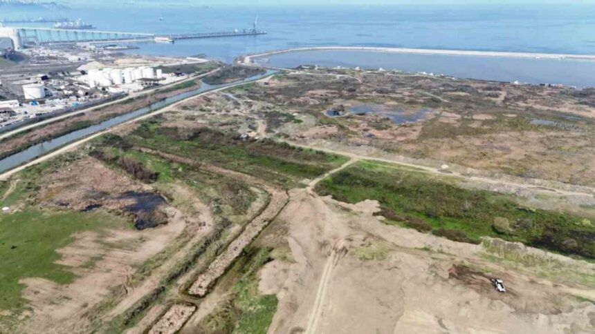 Samsun Büyükşehir Belediye Başkanı, otomobil fabrikası alanının hazır olduğunu belirterek yatırımcıyı beklediklerini ifade etti. Samsun Büyükşehir Belediye Başkanı, otomobil fabrikası alanının hazır olduğunu belirterek yatırımcıyı beklediklerini ifade etti.