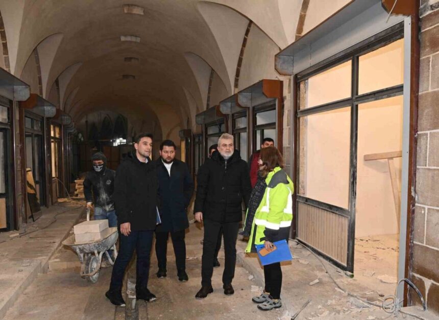 Tarihi Kapalı Çarşı’daki restorasyon çalışmaları hakkında bilgiler veren Başkan Görgel, Şubat’ta tamamlanacağını duyurdu. Tarihi Kapalı Çarşı’daki restorasyon çalışmaları hakkında bilgiler veren Başkan Görgel, Şubat’ta tamamlanacağını duyurdu.