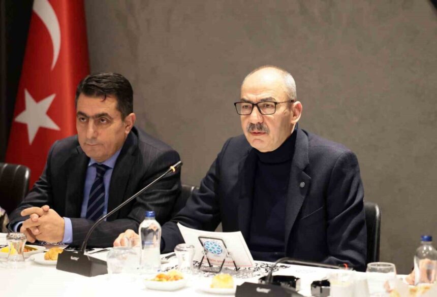 Kayseri Ticaret Odası’nda pastırma ve sucuk sektöründeki haksız rekabet sorunları tartışıldı. Kayseri Ticaret Odası’nda pastırma ve sucuk sektöründeki haksız rekabet sorunları tartışıldı.