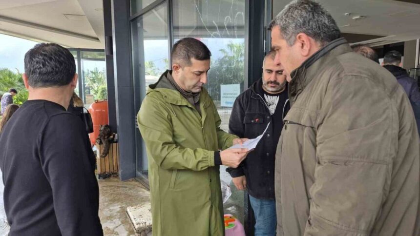 Kuşadası’nda sabah saatlerinde meydana gelen sel sonrası Başkan Ömer Günel olay yerinde incelemelerde bulundu. Kuşadası’nda sabah saatlerinde meydana gelen sel sonrası Başkan Ömer Günel olay yerinde incelemelerde bulundu.