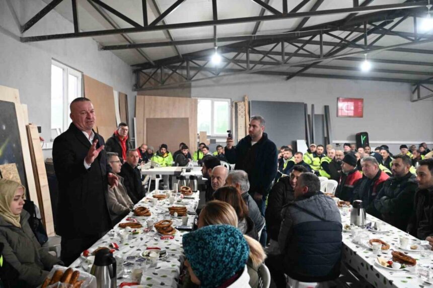 Karacabey Belediye Başkanı Karabatı, saha personeliyle kahvaltıda buluşarak özverilerini takdir etti. Karacabey Belediye Başkanı Karabatı, saha personeliyle kahvaltıda buluşarak özverilerini takdir etti.