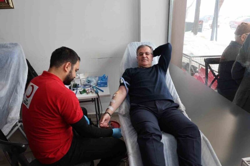 Hacılar Belediye Başkanı Bilal Özdoğan, Kızılay’ın kan bağışı etkinliğine katıldı ve vatandaşları davet etti. Hacılar Belediye Başkanı Bilal Özdoğan, Kızılay’ın kan bağışı etkinliğine katıldı ve vatandaşları davet etti.