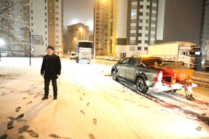 Başkan Palancıoğlu, Karla Mücadele Çalışmalarına Katıldıklarını Duyurdu Başkan Palancıoğlu, Karla Mücadele Çalışmalarına Katıldıklarını Duyurdu