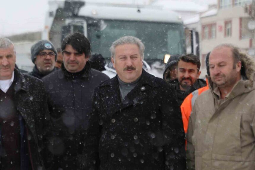 Kar yağışıyla birlikte kar küreme ve tuzlama çalışmalarını sürdüren Melikgazi Belediyesi, güvenliği sağlamak için yoğun mesai harcıyor.