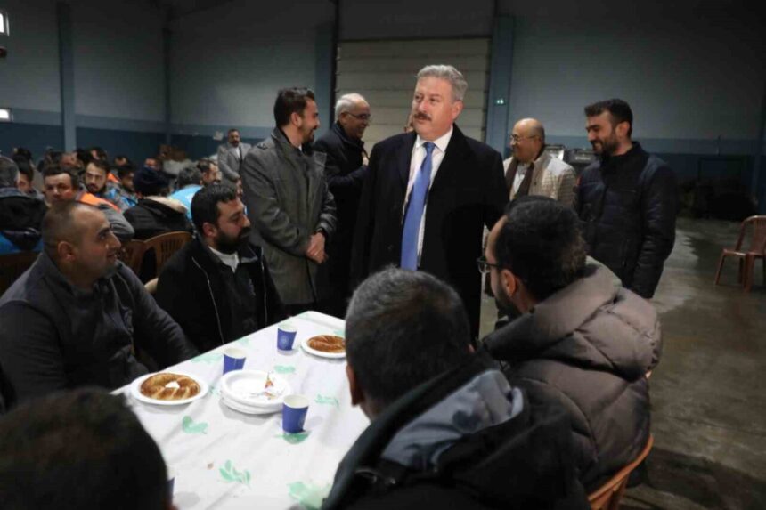 Melikgazi Belediye Başkanı Palancıoğlu, teknik ekiplerle buluşarak emekleri için teşekkür etti. Melikgazi Belediye Başkanı Palancıoğlu, teknik ekiplerle buluşarak emekleri için teşekkür etti.