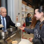 Nilüfer Belediye Başkanı, Koza Kütüphane’de öğrencilerle buluşarak sınav ihtiyaçlarını dinledi.