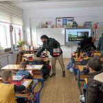 Talas Belediye Başkanı Yalçın, 22 kırsal mahallede 813 öğrenciye kışlık ayakkabı dağıttı.