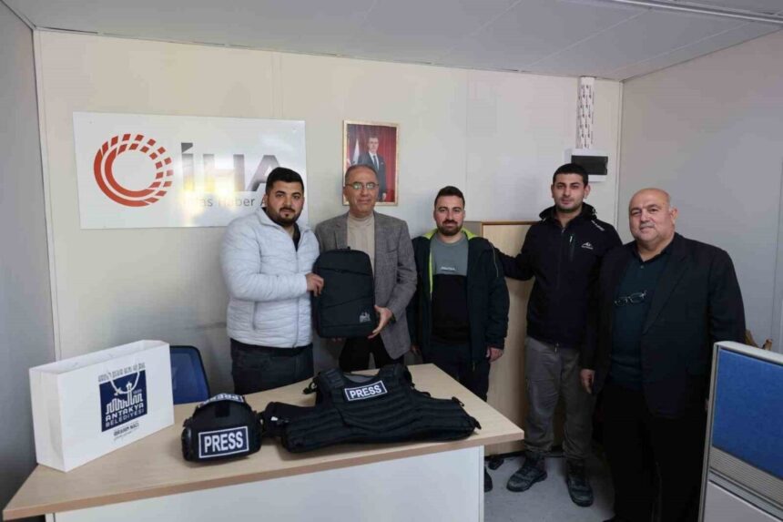 Başkan Yapar, Gazeteciler Günü’nde İHA Hatay’ı ziyaret etti, basın emekçilerini kutladı. Başkan Yapar, Gazeteciler Günü’nde İHA Hatay’ı ziyaret etti, basın emekçilerini kutladı.