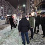 Sivas Belediye Başkanı Adem Uzun, kapanan yolda otobüs bekleyen yolcuları evlerine götürdü.